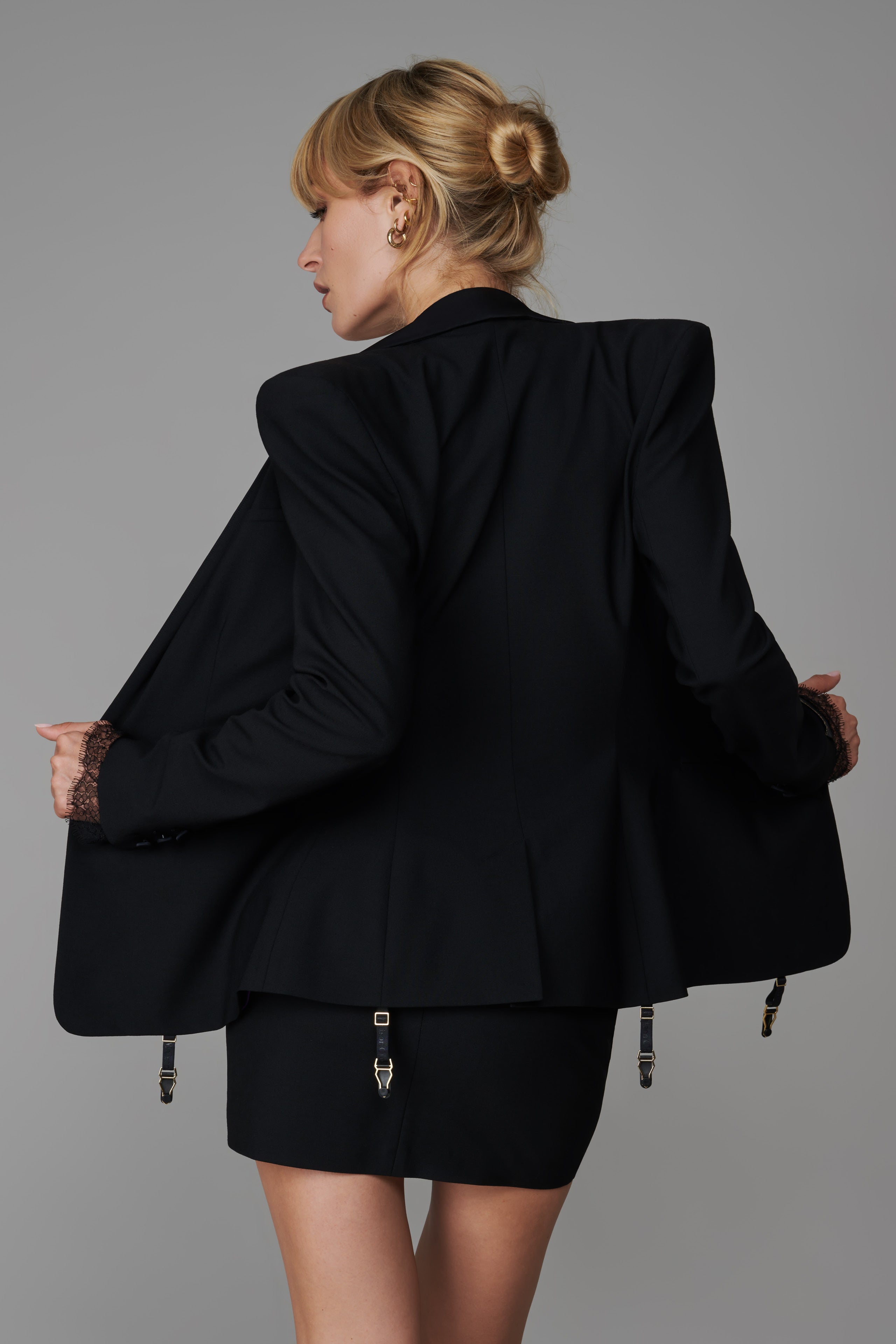 001 Smokingjacke mit Strumpfhaltern - Le Vestiaire